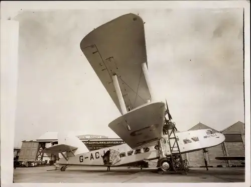 Foto London Croydon, World's largest air liner Scylla, Imperial Airways, airport hangar