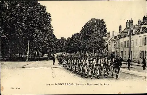 Ak Montargis Loiret, Boulevard du Pâtis, Défilé Militaire