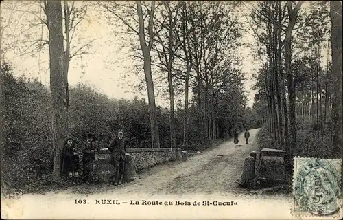 Ak Rueil Hauts-de-Seine, Route au Bois de St Cucufa, promeneurs
