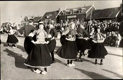 Ak Marken Nordholland, Hochzeitsfest auf Eis, niederländische Trachten