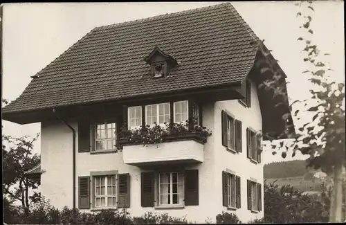 Foto Ak Grosshöchstetten Kanton Bern, Blick auf ein Wohnhaus