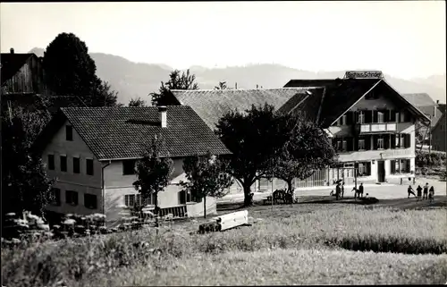 Foto Ak Schweiz unbekannt, Blick auf ein Gasthaus