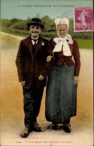 Ak Couple en costume normande, Y n'est jamais trop tard pour bien faire