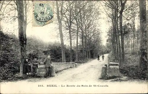 Ak Rueil Hauts-de-Seine, La Route du Bois de St Cucufa, promeneurs