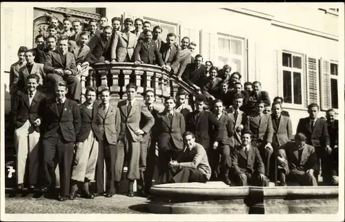 Foto Ak Sankt Gallen Stadt Schweiz, Männer in Anzügen vor einem Gebäude