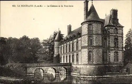 Ak La Houssaye Seine et Marne, Le Château et le Pont levis, vue générale