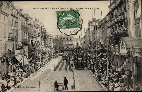 Ak Niort Deux Sèvres, Rue Victor Hugo, Bataille de Fleury, Défilé