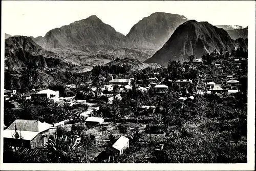 Ak Hell-Bourg Reunion, Le Village et ses montagnes