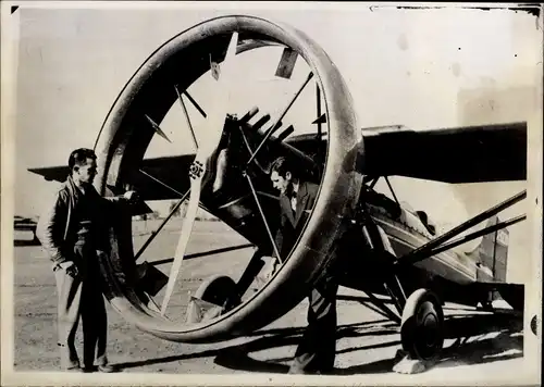 Foto Neuartiges Ring Flugzeug der amerikanischen Ingenieure Carl N. Hall und Frank C. Nixon