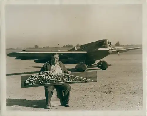 Foto Amerikanischer Flugzeugkonstrukteur H. D. Rocheville, Modell einer verstellbaren Tragfläche