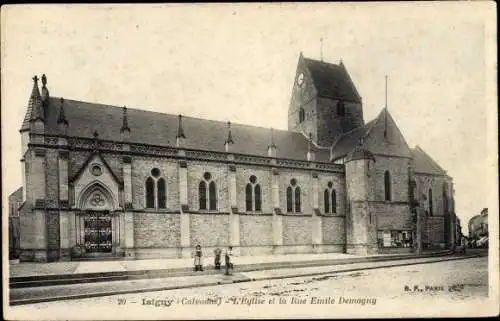 Ak Isigny sur Mer Calvados, L´Église et la Rue Émile Demagny