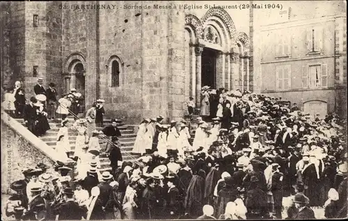 Ak Parthenay Deux Sèvres, Sortie de Messe, Église Saint Laurent 29 Mai 1904