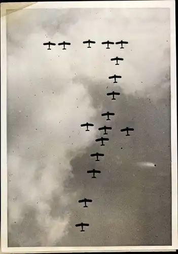 Foto 17 französische Militärflugzeuge fliegen die Ziffer 7, Luftparade in Villacoublay, 1937