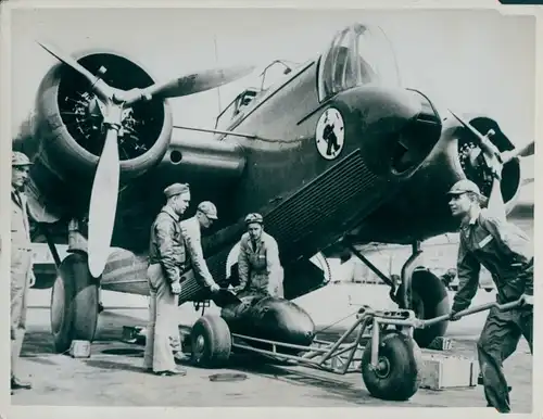 Foto Amerikanisches Kampfflugzeug, Manöver der US Luftflotte in Kalifornien, Verladung einer Bombe