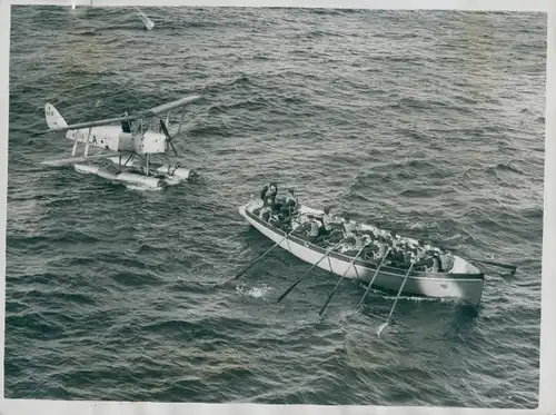 Foto Britisches Militärflugzeug Queen Bee im Schlepptau eines Marineboots des Neptun Kriegsschiffes