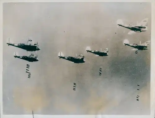 Foto Amerikanisches Bombenflieger Geschwader, Manöver an der Nordküste der USA, Bombenabwurf