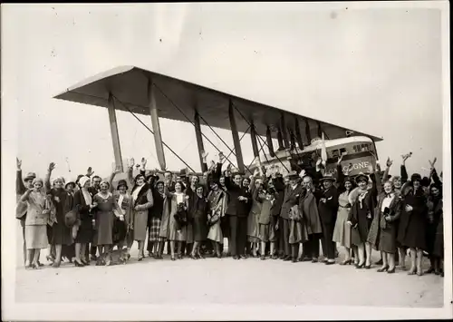 Foto La groupe joyeux des artistes parisiennes devant un avion geant au Bourget