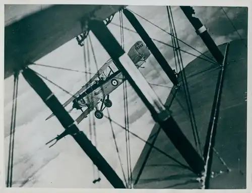 Foto Doppeldecker Bombenflugzeuge der Royal Air Force, nächtliches Manöver über London