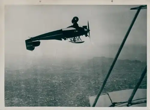 Foto Amerikanische Fliegerin Bernardine Lewis King in ihrem Kunstflugzeug, Rückenflug