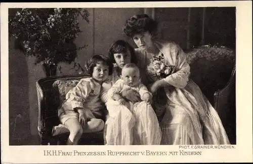 Ak Prinzessin Marie Gabriele von Bayern mit Kindern, Ehefrau von Rupprecht