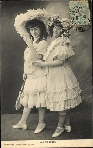 Ak Les Poupees, zwei Frauen in Rüschenkleidern, Tennisschläger, Hüte