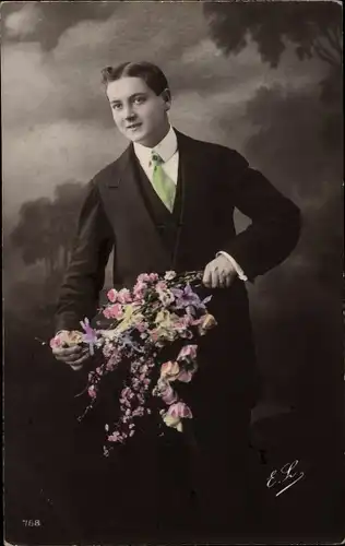 Ak Mann im Anzug mit Blumenstrauß