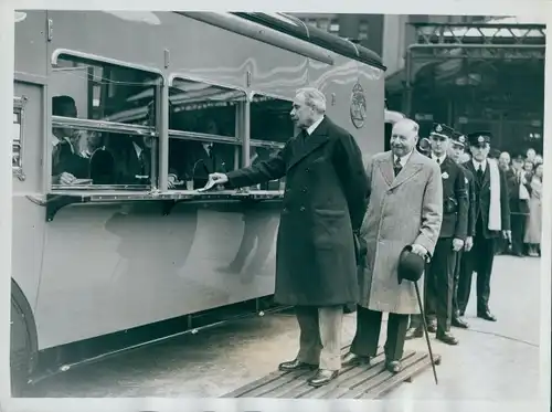 Foto London City, General Postmeister Tryon, Eröffnung des ersten rollenden Postamts Englands, 1936