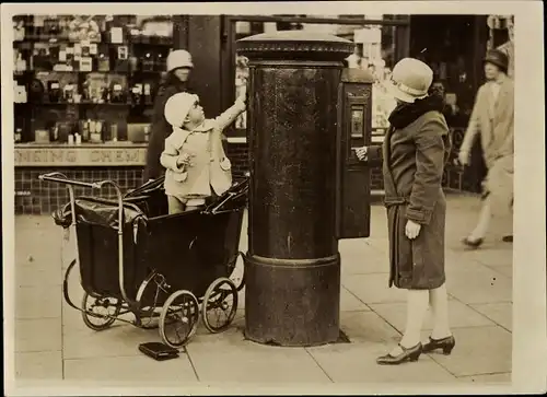 Foto London City, Briefmarkenautomat am Briefkasten, Kinderwagen