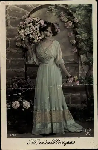 Ak Frau in langem Kleid mit Blumenstrauß