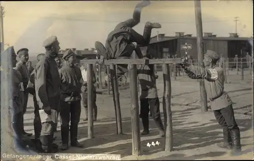 Foto Ak Niederzwehren Kassel in Hessen, Gefangenenlager, russische Soldaten turnen am Barren