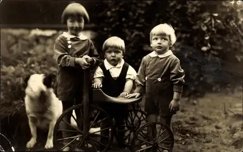 Foto Ak Drei Kinder mit einem Dreirad
