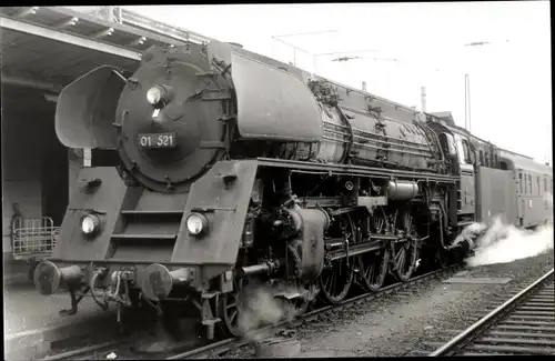 Foto Ak Deutsche Eisenbahn, Dampflokomotive 01 521