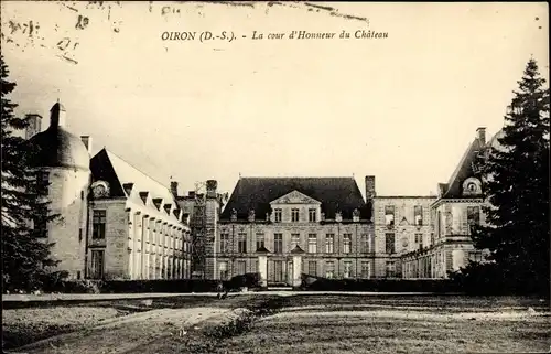 Ak Oiron Deux Sèvres, La cour d'Honneur du Chateau