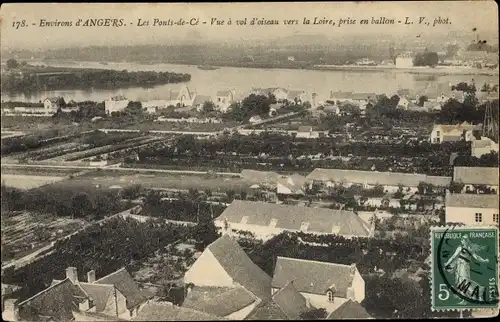 Ak Les Ponts de Cé Maine et Loire, Vue a vol d'oiseau vers la Loire, prise en ballon