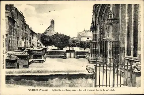 Ak Poitiers Vienne, Eglise Sainte Radegonde, Portail Ouest et Parvis du xv siecle