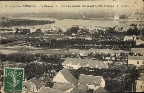 Ak Les Ponts de Cé Maine et Loire, Vue a vol d'oiseau vers la Loire, prise en ballon