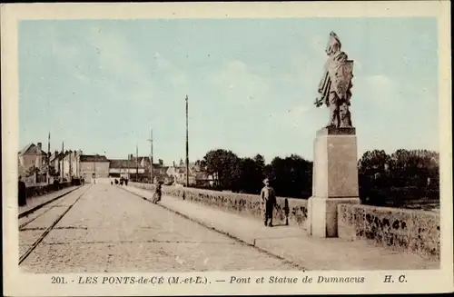 Ak Les Ponts de Cé Maine et Loire, Pont et Statue de Dumnacus
