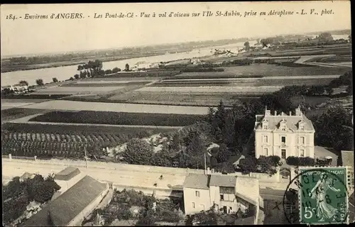 Ak Les Ponts de Cé Maine et Loire, Vue a vol s'oiseau sur l'Ile St aubin, prise en Aeroplane