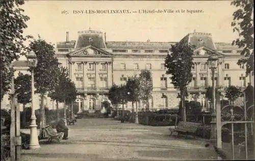 Ak Issy les Moulineaux Hauts de Seine, L'Hotel de Ville et le Square