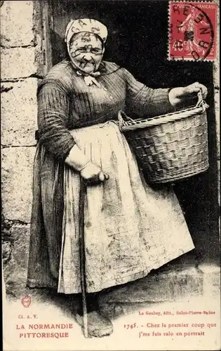 Ak La Normandie pittoresque, Ältere Frau in Tracht mit Korb und Gehstock