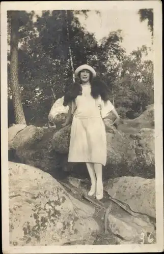 Ak Portrait d'une jeune femme avec bonnet et dégrossier blanche, pelage