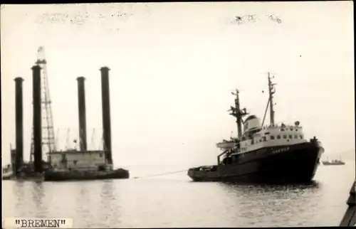 Foto Ak Schleppschiff Bremen mit Förderinsel im Schlepptau