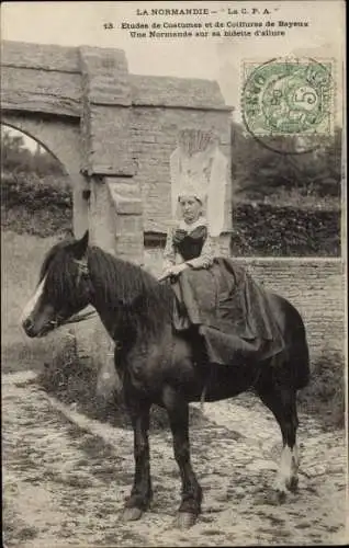 Ak Bayeux Calvados Normandie, Ancien Costume, Paysanne de Bayeux sur son Cheval