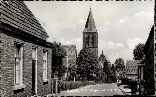 Ak Zeddam Gelderland, Bovendorpsstraat met RK Kerk