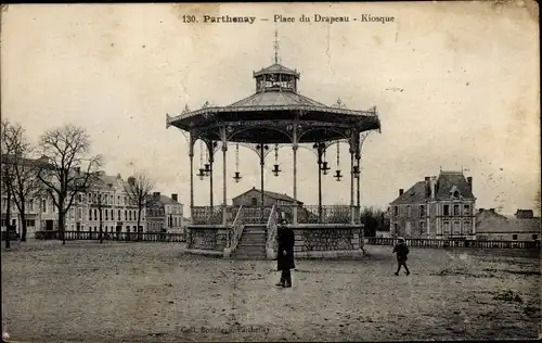 Ak Parthenay Deux Sèvres, Place du Drapeau, Kiosque