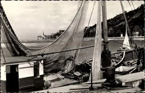 Ak Dives sur Mer Calvados, Vue d´un Voilier sur le Quai