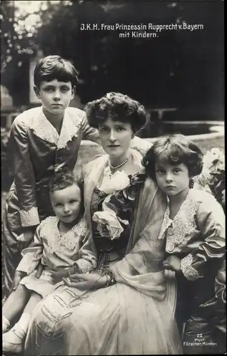 Ak Prinzessin Marie Gabriele von Bayern mit Kindern, Portrait