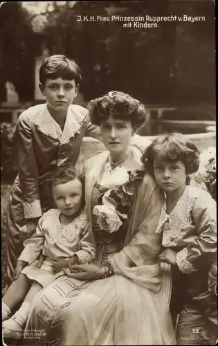 Ak Prinzessin Marie Gabriele von Bayern mit Kindern, Portrait