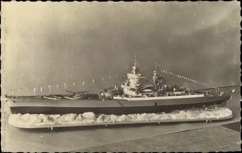 Ak Französisches Kriegsschiff, Le Richelieu, Cuirasse, Modell von M. Chevrolet