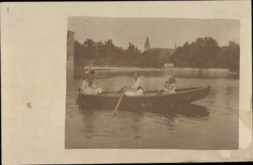 Foto Ak Ruderclub Havel, Mädchen in einem Ruderboot